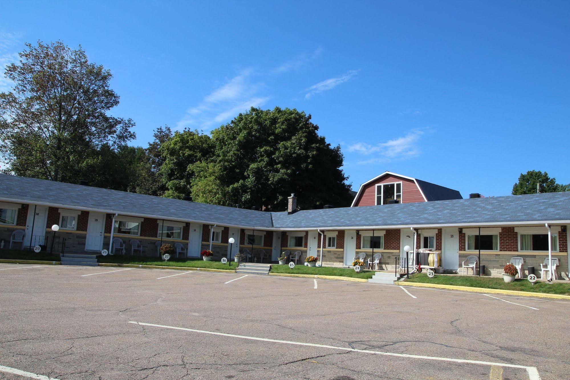 Hillside Inn Pembroke Exterior foto