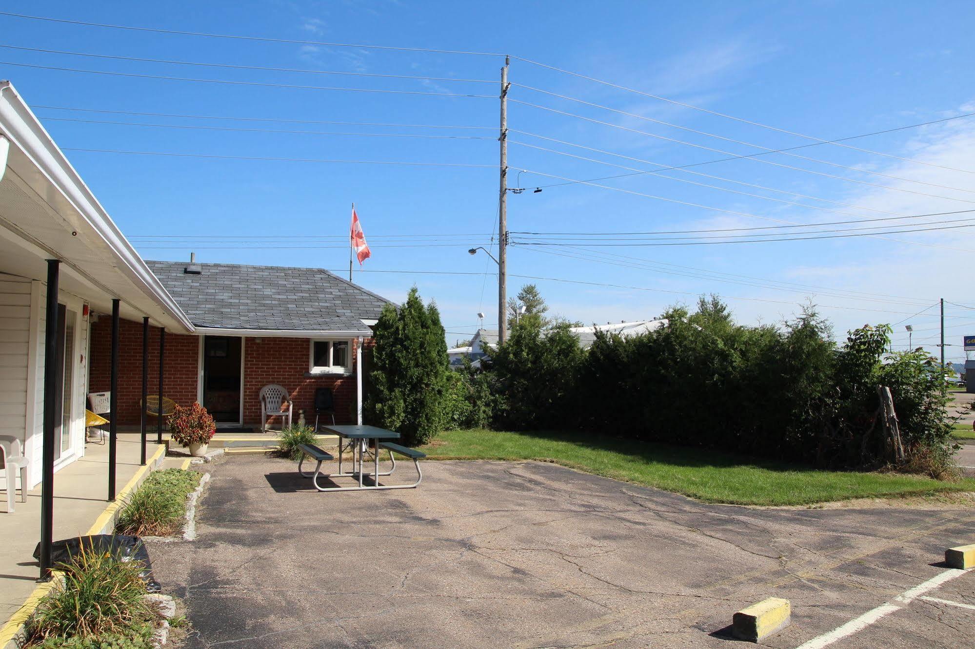 Hillside Inn Pembroke Exterior foto
